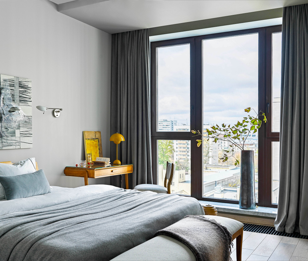 Свежая идея для дизайна: хозяйская спальня в современном стиле с серыми стенами и бежевым полом - отличное фото интерьера