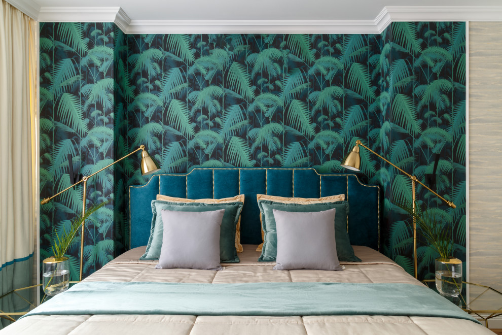 Пример оригинального дизайна: спальня в современном стиле с разноцветными стенами и обоями на стенах