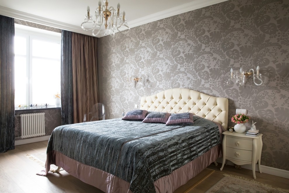 Ejemplo de dormitorio clásico con paredes grises y suelo de madera en tonos medios