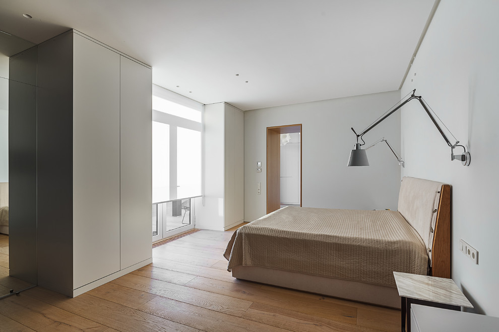 Источник вдохновения для домашнего уюта: большая хозяйская спальня в современном стиле с белыми стенами и светлым паркетным полом