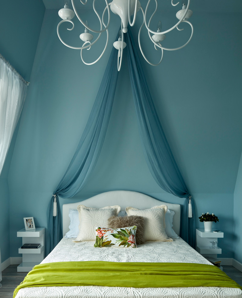 Idee per un'In mansarda camera matrimoniale minimal di medie dimensioni con pareti blu e pavimento in legno massello medio