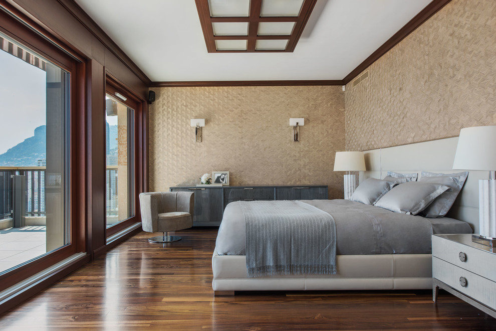 Стильный дизайн: большая спальня: освещение в стиле неоклассика (современная классика) с бежевыми стенами, темным паркетным полом и коричневым полом - последний тренд