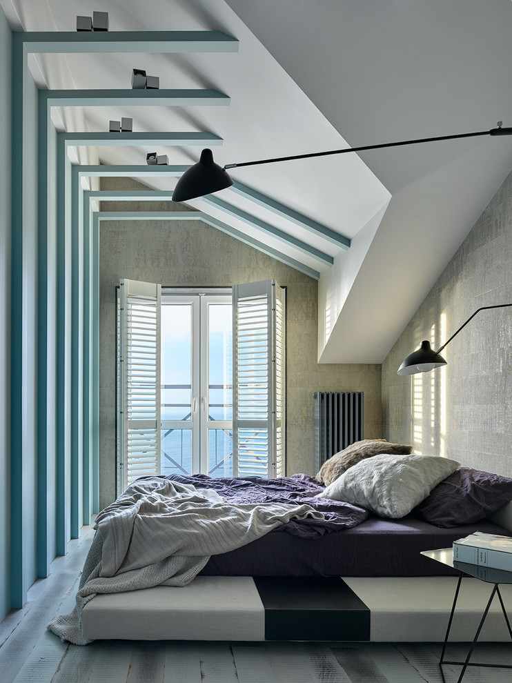 Modernes Schlafzimmer mit gebeiztem Holzboden in Sonstige