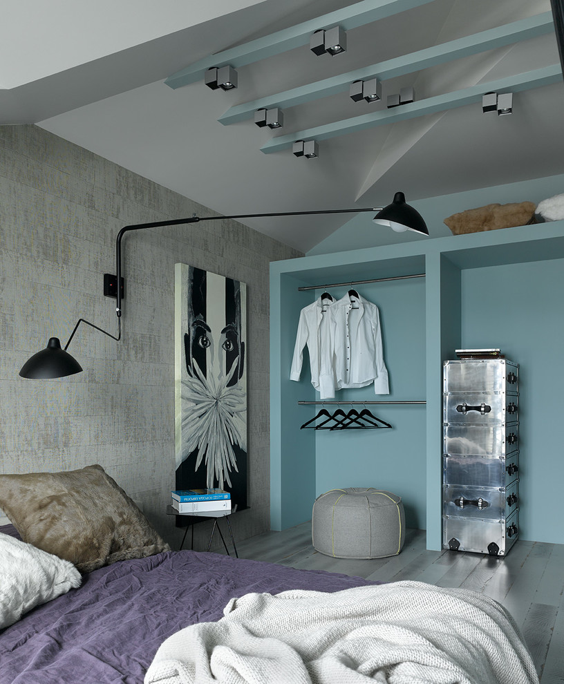 他の地域にあるコンテンポラリースタイルのおしゃれな寝室 (グレーの壁、塗装フローリング)