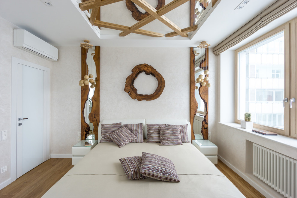 Mittelgroßes Modernes Hauptschlafzimmer ohne Kamin mit beiger Wandfarbe, braunem Holzboden und braunem Boden in Moskau