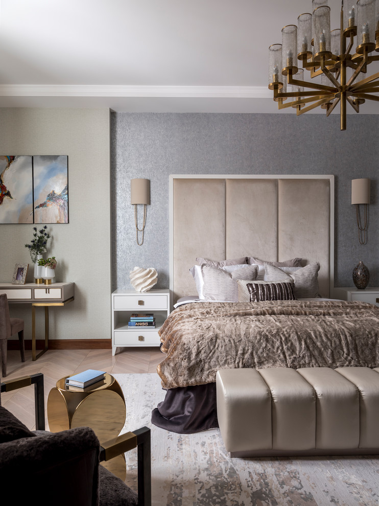 Ejemplo de dormitorio principal actual con paredes grises, suelo de madera clara y suelo beige