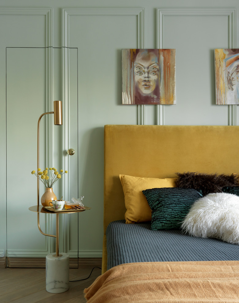 Idées déco pour une chambre parentale classique avec un mur vert, parquet clair et un sol beige.