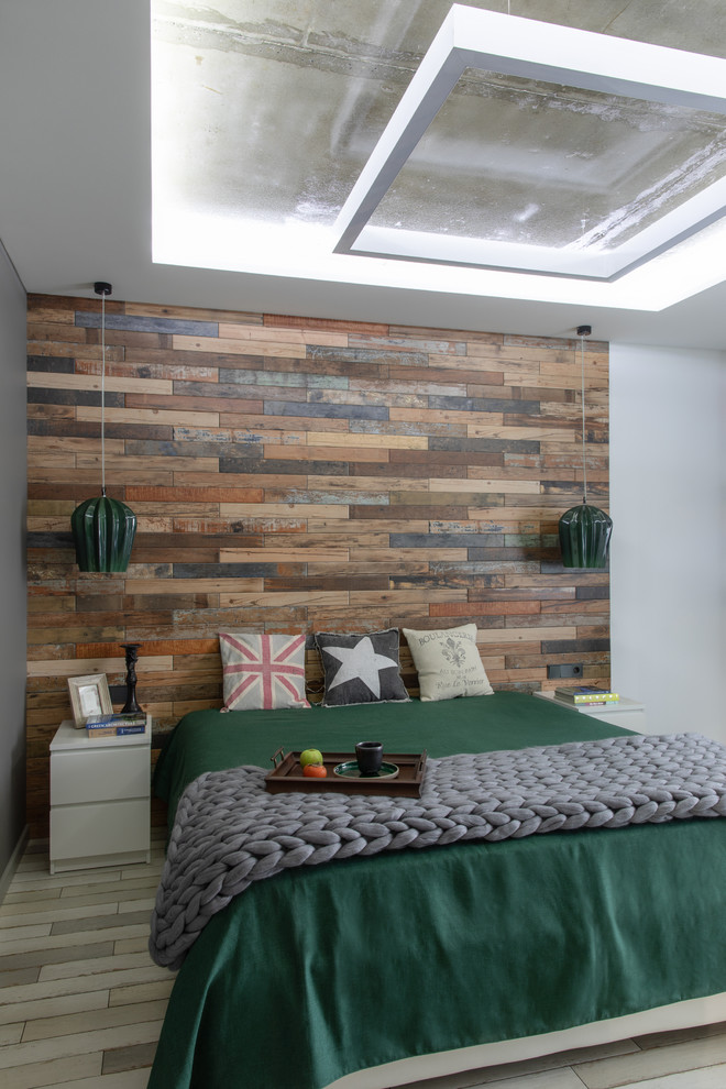 他の地域にある小さなインダストリアルスタイルのおしゃれな主寝室 (茶色い壁、磁器タイルの床、グレーの床) のインテリア