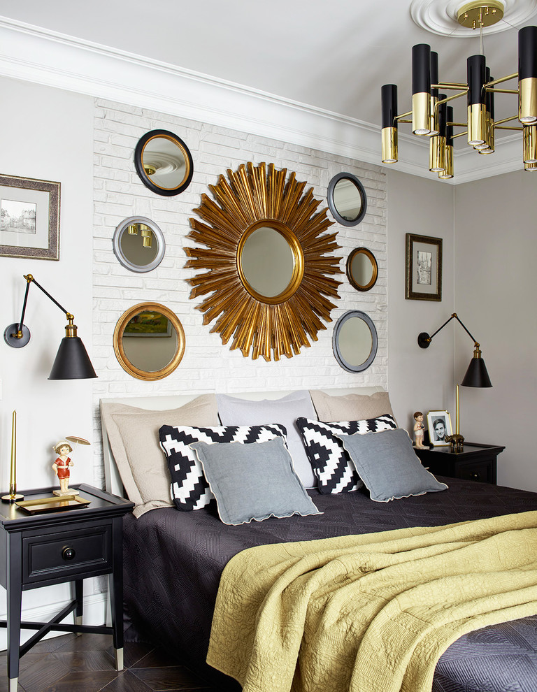 На фото: хозяйская спальня в стиле неоклассика (современная классика) с серыми стенами, темным паркетным полом и коричневым полом