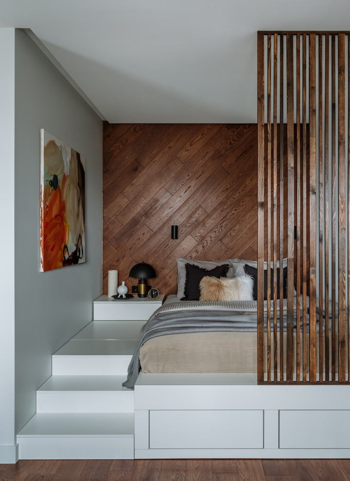 Источник вдохновения для домашнего уюта: хозяйская спальня в современном стиле с коричневыми стенами и кроватью в нише
