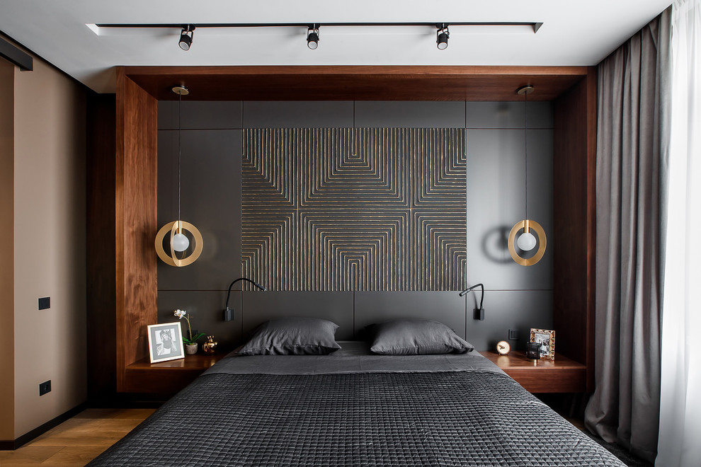 Пример оригинального дизайна: спальня в современном стиле с коричневыми стенами, паркетным полом среднего тона и коричневым полом