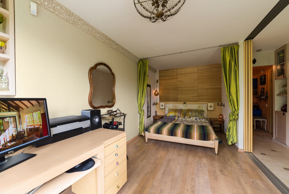 Источник вдохновения для домашнего уюта: спальня в восточном стиле с бежевыми стенами и светлым паркетным полом