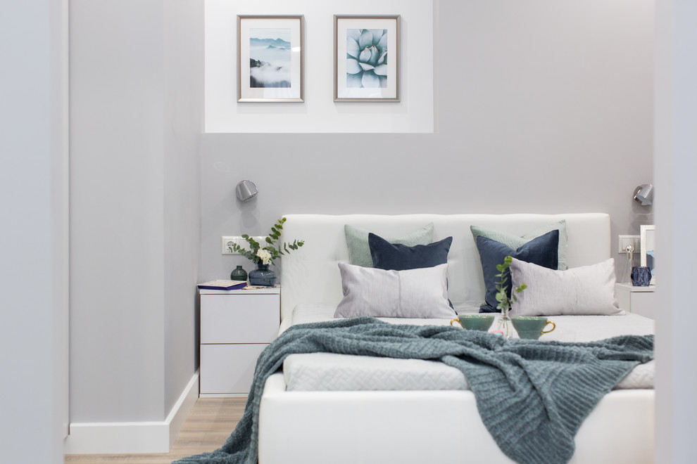 Свежая идея для дизайна: маленькая спальня в современном стиле с серыми стенами, полом из ламината и бежевым полом для на участке и в саду - отличное фото интерьера