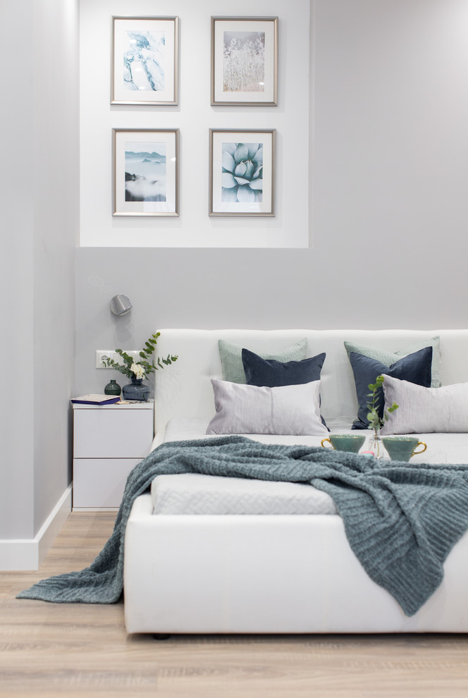 Inspiration för små moderna sovrum, med grå väggar, laminatgolv och beiget golv