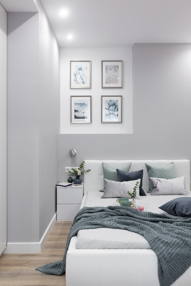 Idées déco pour une petite chambre contemporaine avec un mur gris, sol en stratifié et un sol beige.