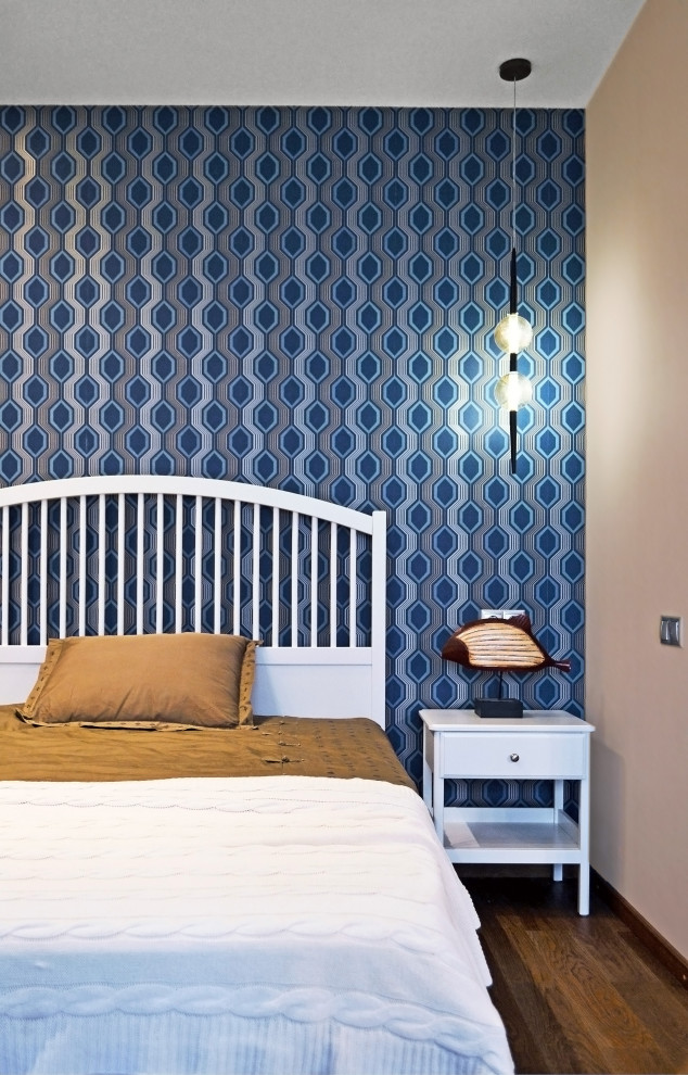 Imagen de dormitorio urbano pequeño con paredes beige, suelo de madera en tonos medios, suelo marrón, bandeja y papel pintado