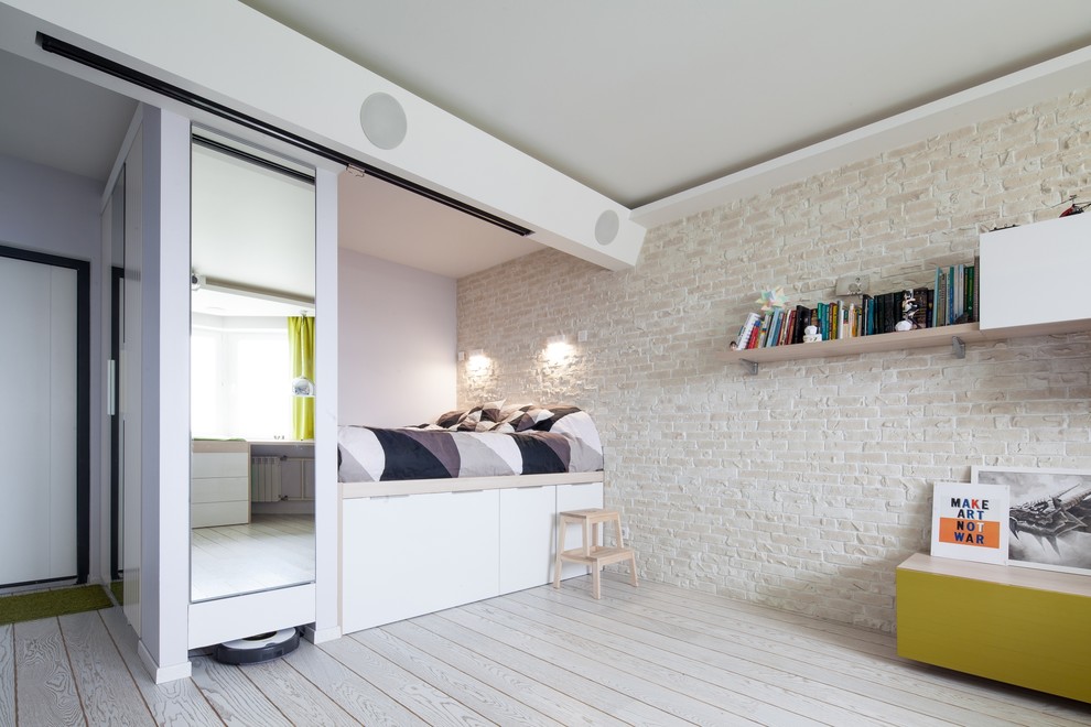 Стильный дизайн: спальня в современном стиле с кроватью в нише - последний тренд