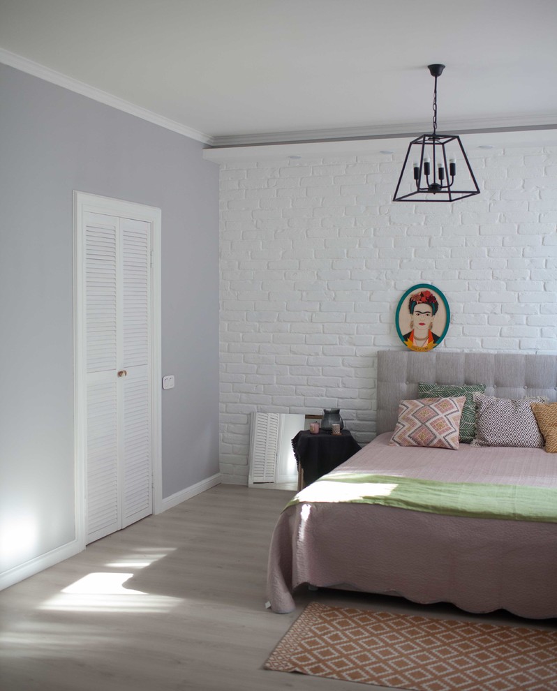 Ispirazione per una camera da letto minimal con pareti grigie, pavimento in laminato e pavimento grigio