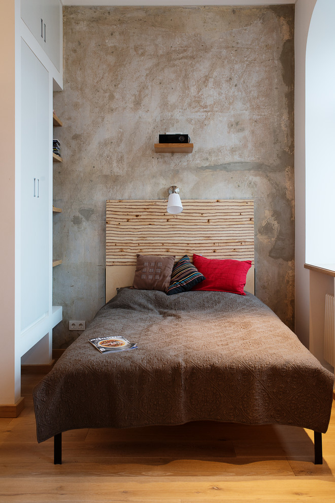 Стильный дизайн: спальня в стиле лофт с паркетным полом среднего тона - последний тренд