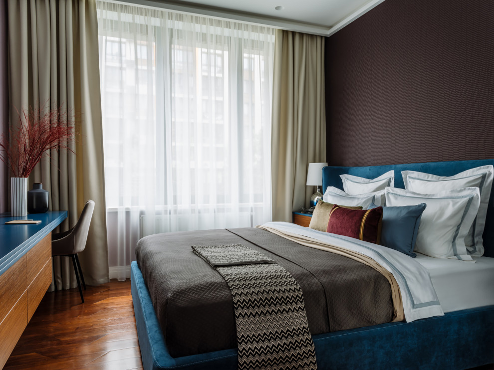 На фото: хозяйская спальня среднего размера в современном стиле с коричневым полом с