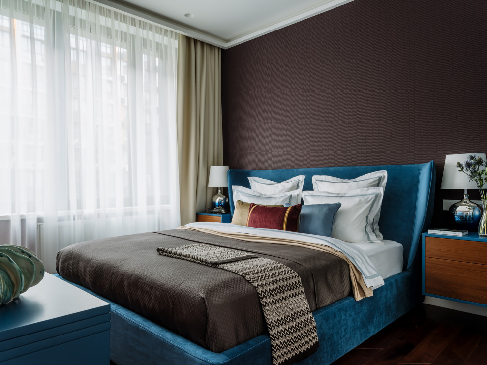 Стильный дизайн: хозяйская спальня среднего размера в современном стиле с коричневым полом - последний тренд