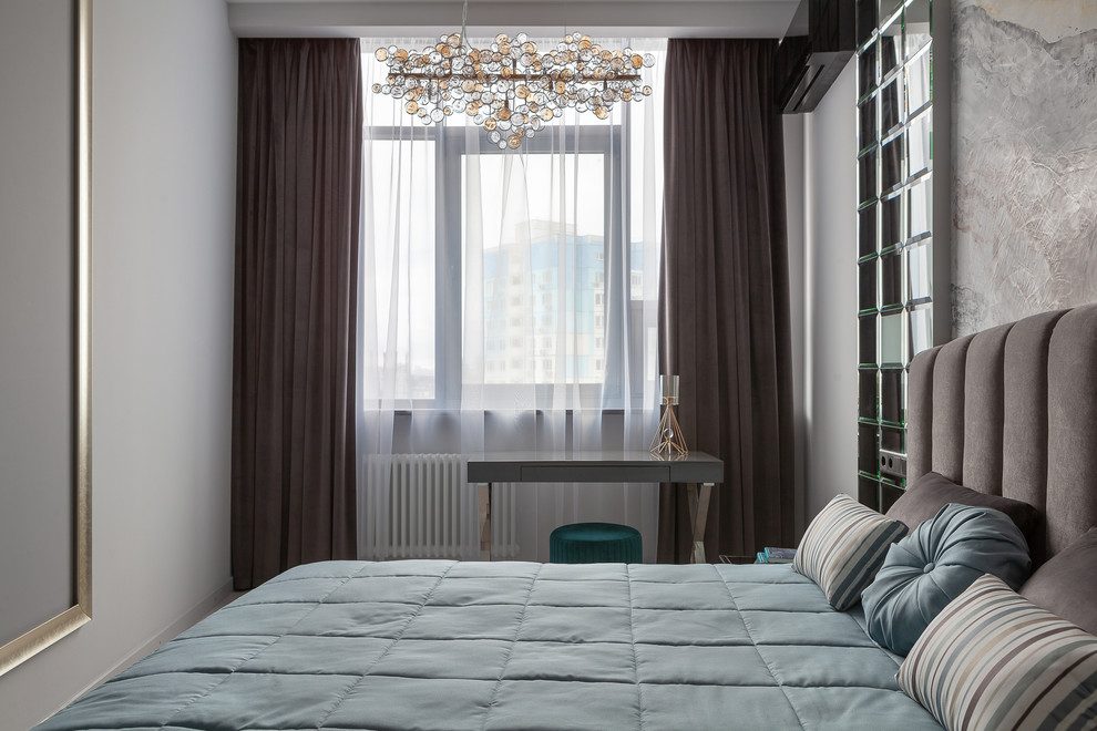 Стильный дизайн: хозяйская спальня среднего размера в стиле неоклассика (современная классика) с серыми стенами, паркетным полом среднего тона и белым полом без камина - последний тренд