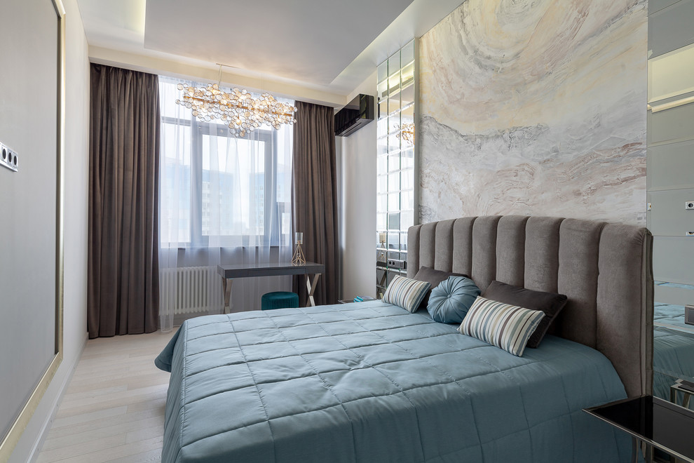 Стильный дизайн: хозяйская спальня среднего размера в стиле неоклассика (современная классика) с серыми стенами, паркетным полом среднего тона и белым полом без камина - последний тренд
