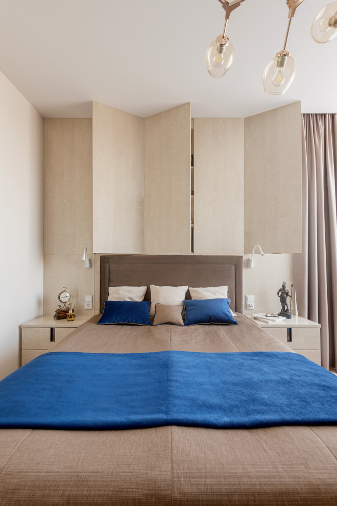 На фото: хозяйская спальня в современном стиле с бежевыми стенами