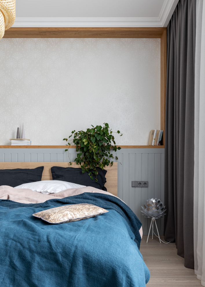 Стильный дизайн: хозяйская спальня среднего размера в скандинавском стиле с серыми стенами, паркетным полом среднего тона и коричневым полом - последний тренд