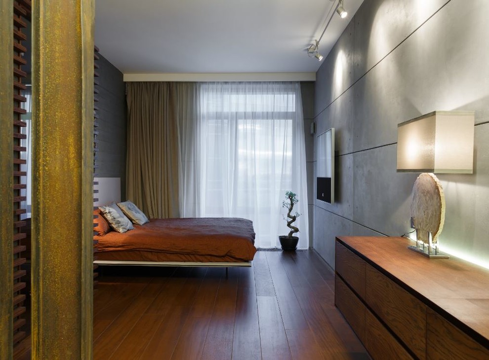 Modernes Hauptschlafzimmer mit grauer Wandfarbe und gebeiztem Holzboden in Sankt Petersburg