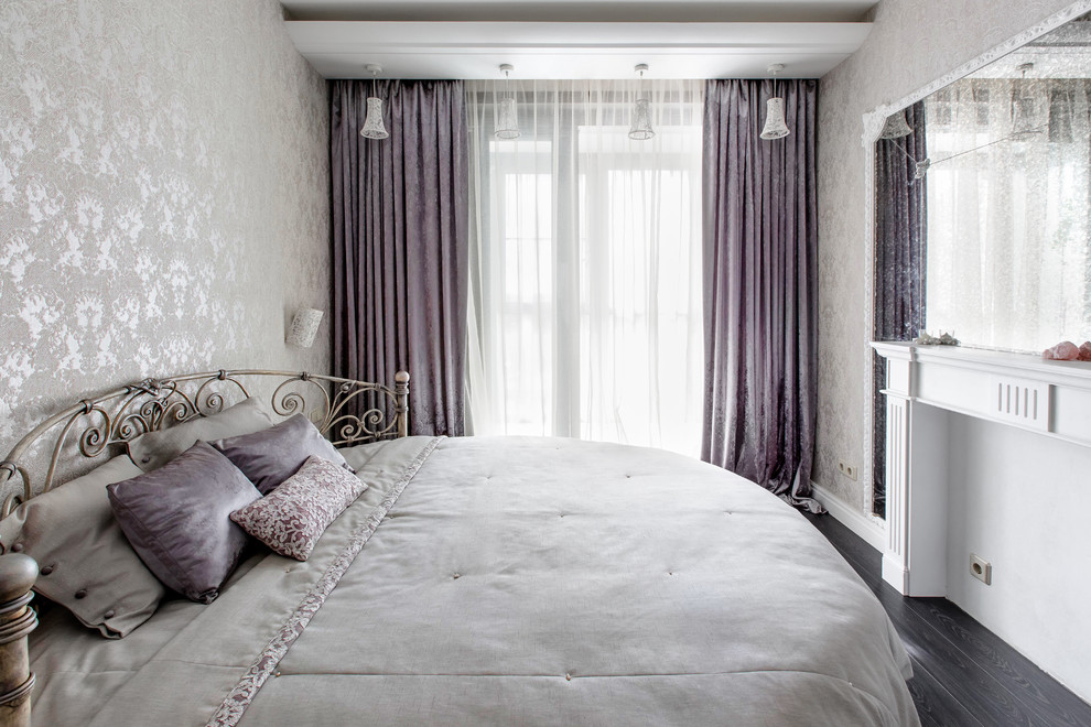 Источник вдохновения для домашнего уюта: хозяйская спальня среднего размера в современном стиле с серыми стенами, темным паркетным полом, стандартным камином и фасадом камина из штукатурки