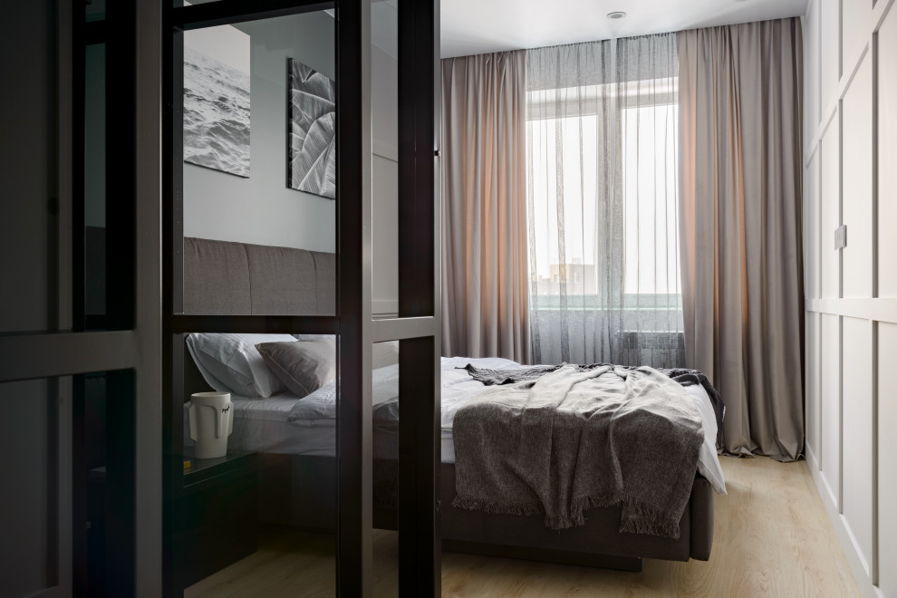 Свежая идея для дизайна: хозяйская спальня среднего размера в современном стиле с серыми стенами и полом из ламината - отличное фото интерьера