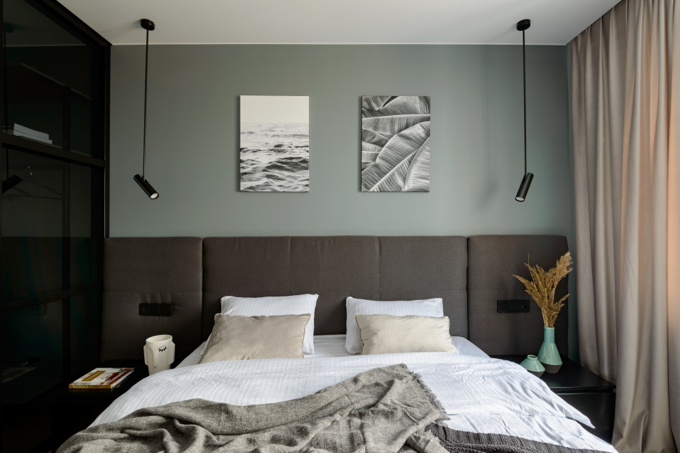 На фото: хозяйская спальня среднего размера в современном стиле с серыми стенами и полом из ламината с