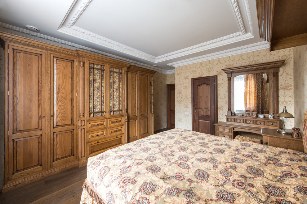 Стильный дизайн: хозяйская спальня среднего размера в викторианском стиле с бежевыми стенами и паркетным полом среднего тона - последний тренд