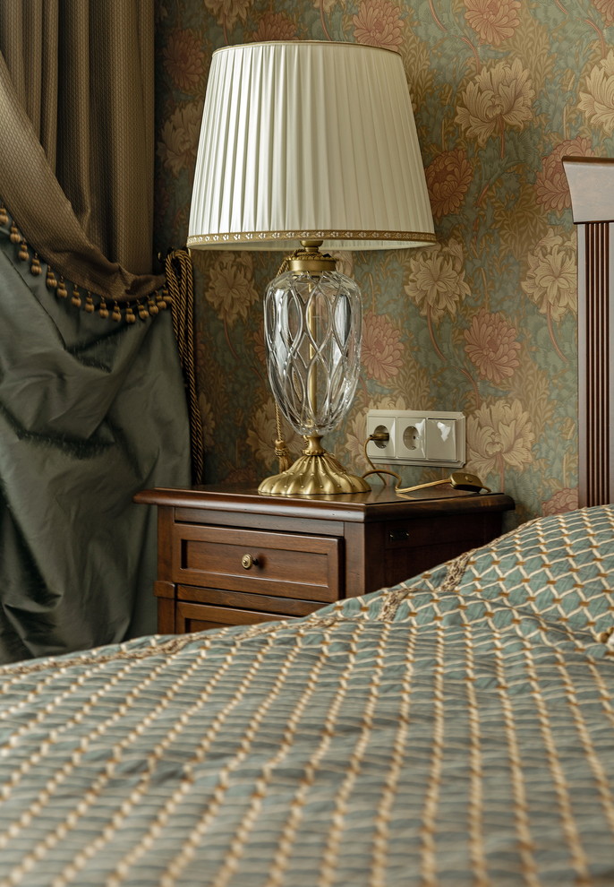 Diseño de dormitorio principal clásico de tamaño medio con paredes multicolor, suelo de madera en tonos medios, suelo marrón y papel pintado