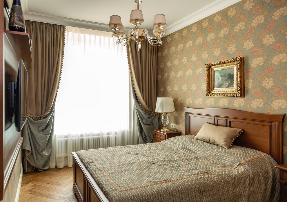 На фото: хозяйская спальня среднего размера в классическом стиле с разноцветными стенами, паркетным полом среднего тона, коричневым полом, многоуровневым потолком и обоями на стенах