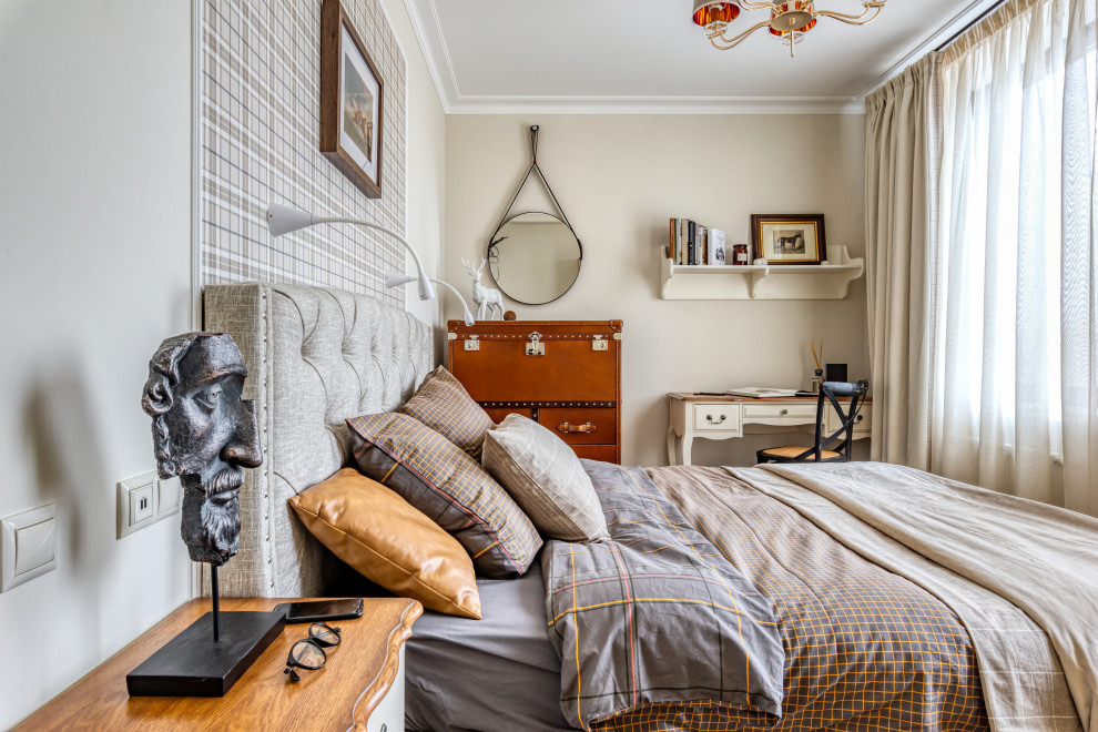 Modelo de dormitorio clásico pequeño con paredes beige