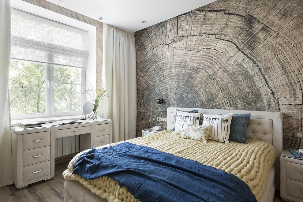 Aménagement d'une chambre parentale contemporaine avec un mur gris, un sol en bois brun et un sol gris.