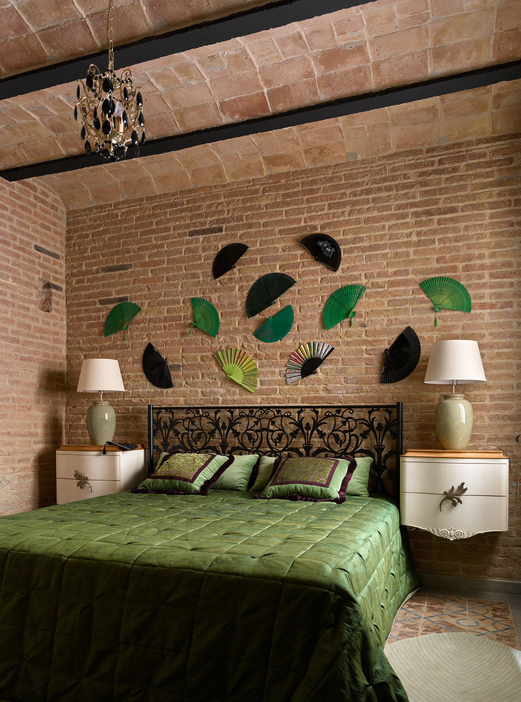 На фото: хозяйская спальня среднего размера в средиземноморском стиле с коричневыми стенами, полом из керамической плитки и коричневым полом без камина