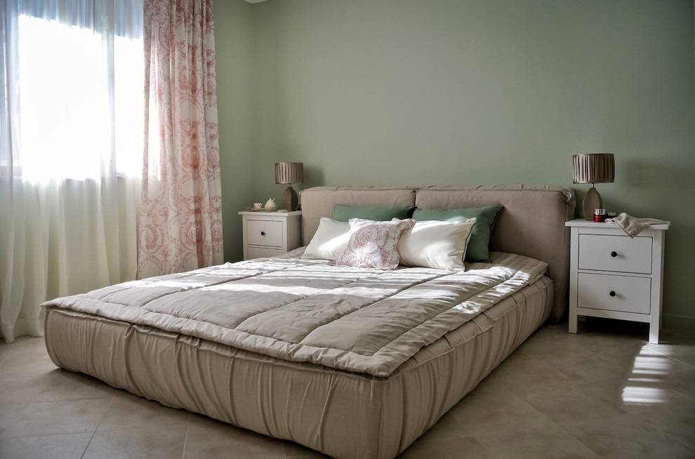 Стильный дизайн: хозяйская спальня в современном стиле с зелеными стенами без камина - последний тренд
