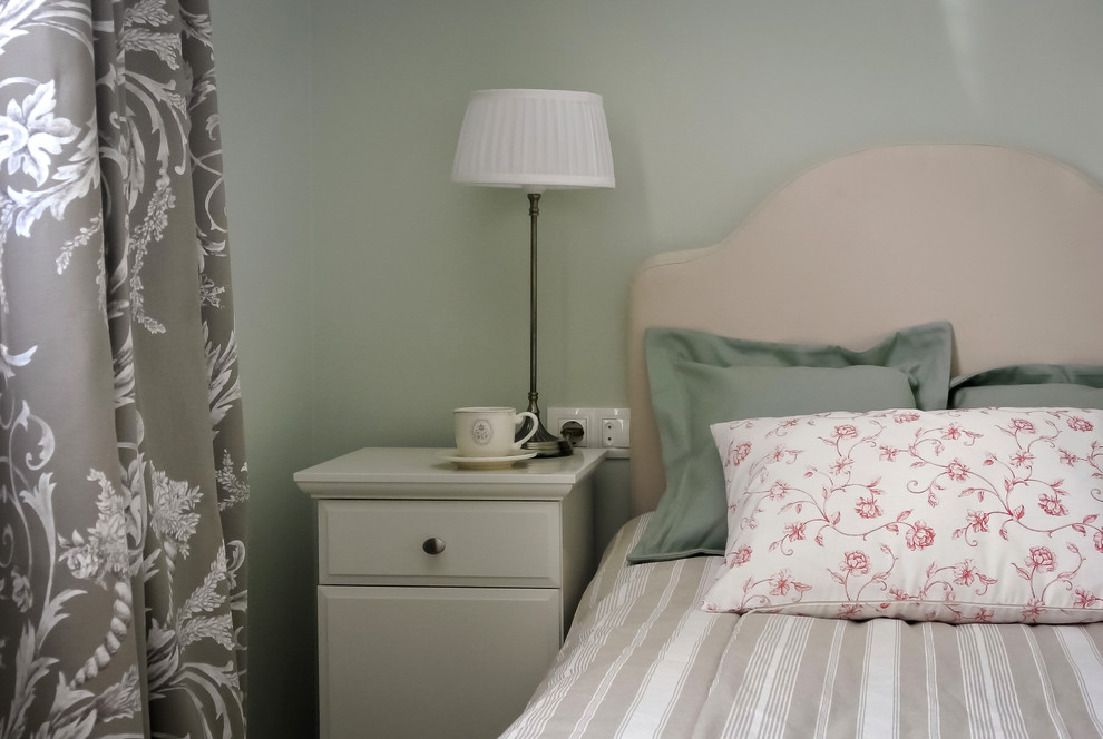 На фото: гостевая спальня (комната для гостей) в современном стиле с зелеными стенами без камина