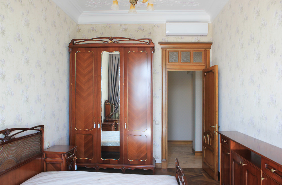 Источник вдохновения для домашнего уюта: хозяйская спальня среднего размера в стиле ретро с белыми стенами, темным паркетным полом, коричневым полом, многоуровневым потолком и обоями на стенах
