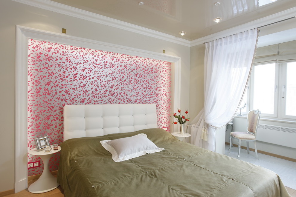 На фото: хозяйская спальня среднего размера в современном стиле с бежевыми стенами, паркетным полом среднего тона и бежевым полом с