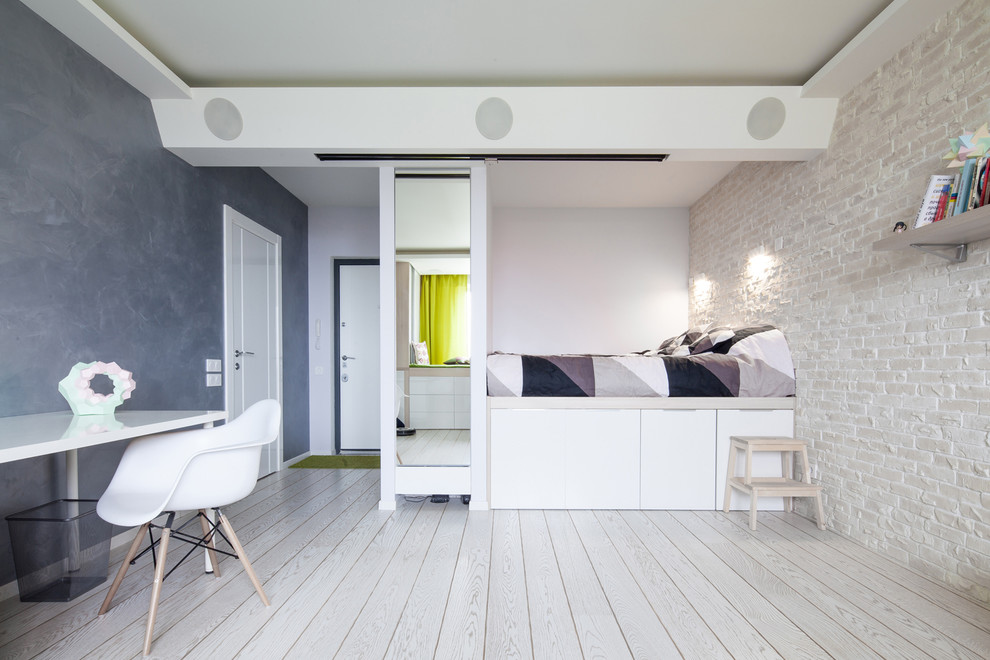Ejemplo de dormitorio nórdico con paredes blancas y suelo de madera clara