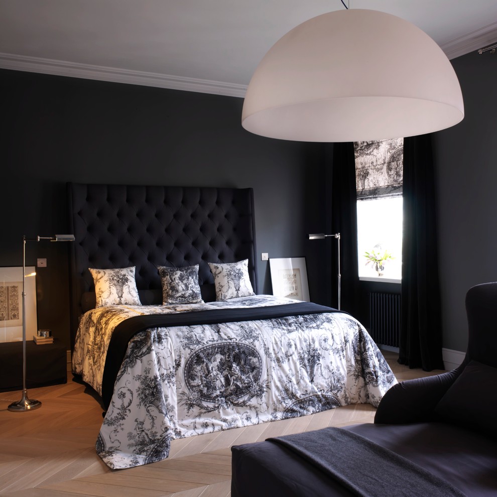 Источник вдохновения для домашнего уюта: хозяйская спальня среднего размера в стиле неоклассика (современная классика) с серыми стенами, светлым паркетным полом и бежевым полом