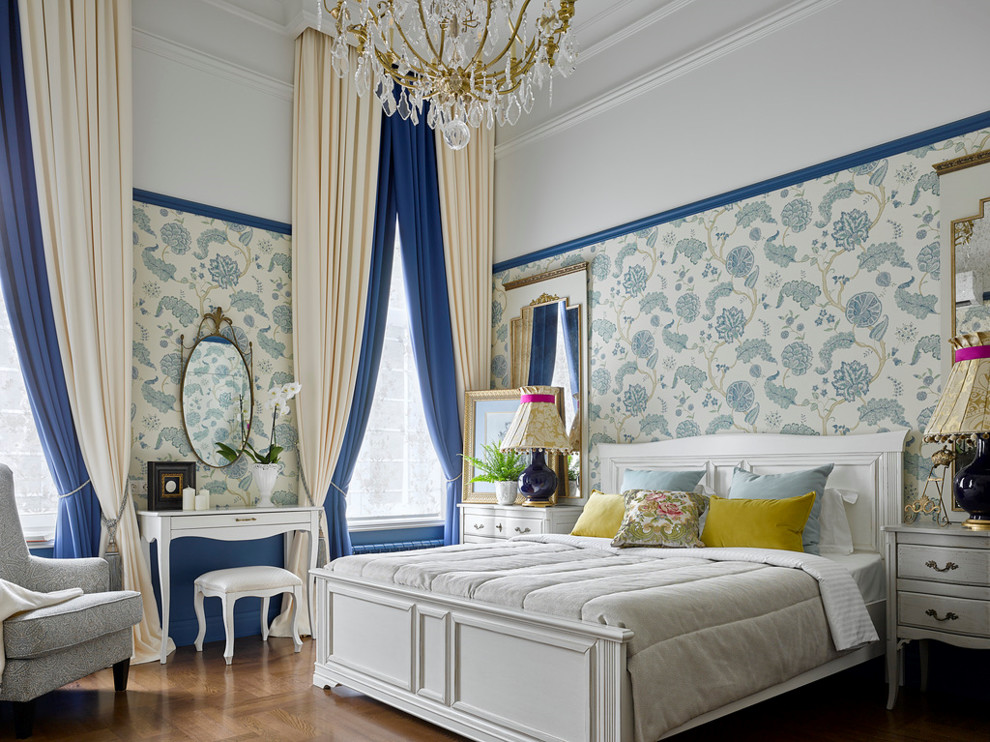 На фото: хозяйская спальня в классическом стиле с разноцветными стенами и паркетным полом среднего тона без камина с