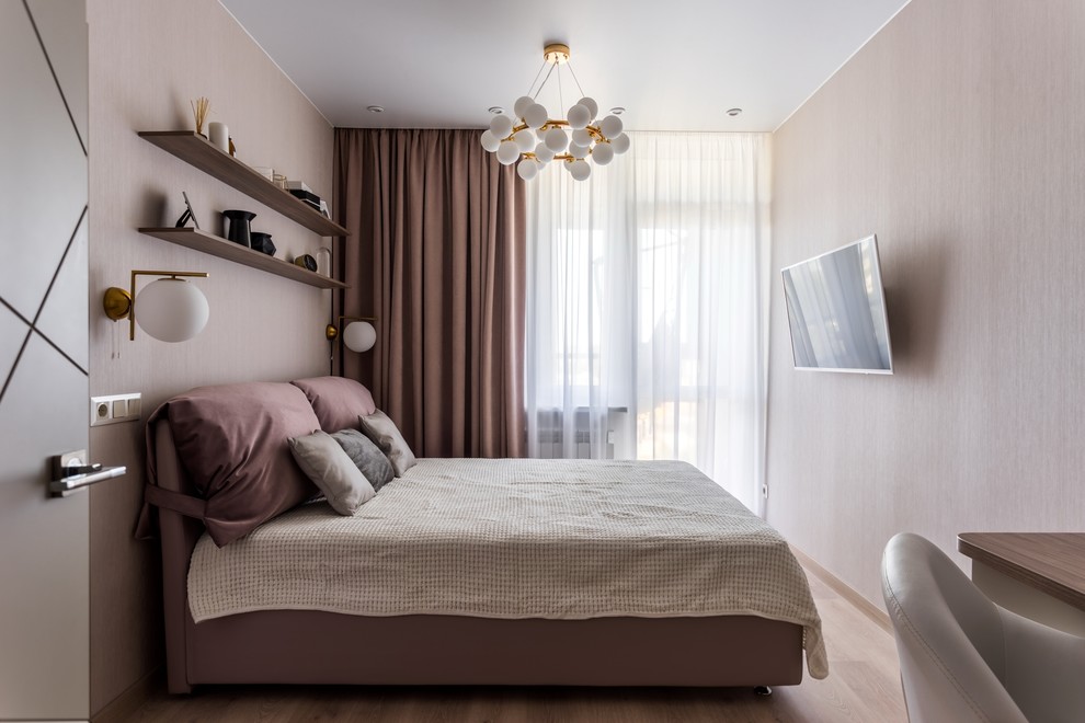 Idéer för ett modernt sovrum, med beige väggar, mellanmörkt trägolv och brunt golv