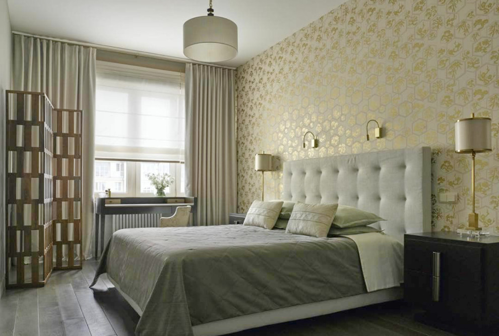 Идея дизайна: хозяйская спальня в стиле неоклассика (современная классика) с желтыми стенами и серым полом