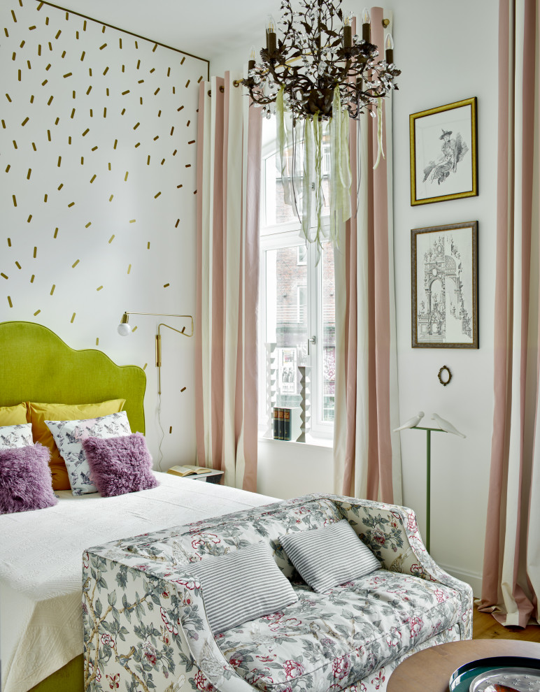 Ejemplo de dormitorio principal ecléctico con paredes blancas, suelo marrón, suelo de madera en tonos medios y papel pintado