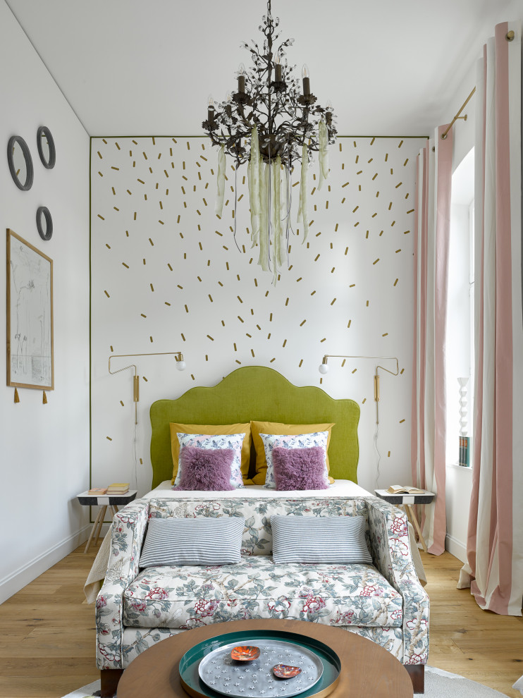 Ejemplo de dormitorio principal bohemio con paredes blancas, suelo de madera en tonos medios y suelo marrón